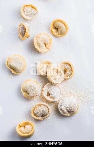 Gnocchi freschi crudi , o tortellini italiani, isolati su fondo bianco Foto Stock