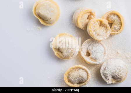 Gnocchi freschi crudi , o tortellini italiani, isolati su fondo bianco Foto Stock