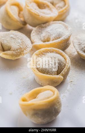 Gnocchi freschi crudi , o tortellini italiani, isolati su fondo bianco Foto Stock