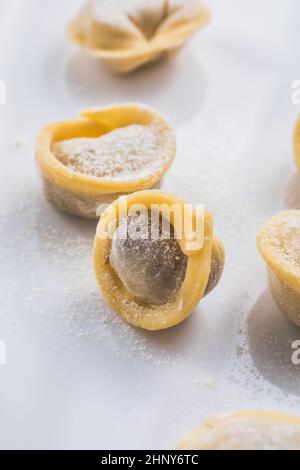 Gnocchi freschi crudi , o tortellini italiani, isolati su fondo bianco Foto Stock