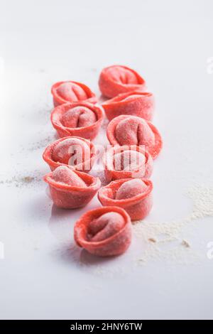 tortellini a base di barbabietola rosa. pasta fresca Foto Stock