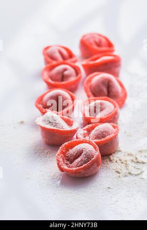 tortellini a base di barbabietola rosa. pasta fresca Foto Stock