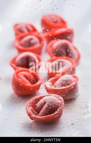 tortellini a base di barbabietola rosa. pasta fresca Foto Stock