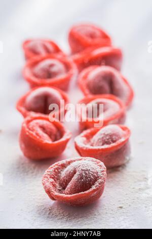 tortellini a base di barbabietola rosa. pasta fresca Foto Stock