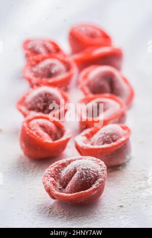 tortellini a base di barbabietola rosa. pasta fresca Foto Stock