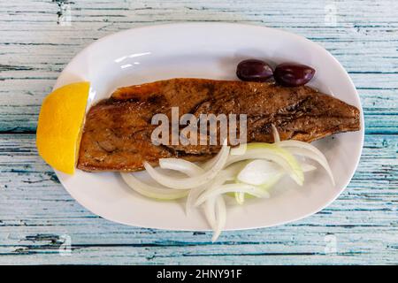 sgombro affumicato con fette di cipolla e limone e olive kalamata Foto Stock