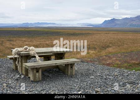 Lana di pecora su una panca con il ghiacciaio Vatnajökull sullo sfondo Foto Stock