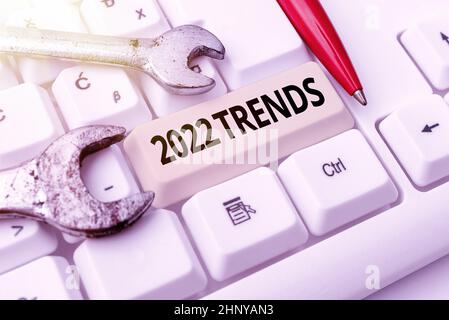 Didascalia di testo che presenta 2022 tendenze, foto concettuali direzione generale in cui qualcosa sta sviluppando o cambiando Formattazione e compilazione Online D Foto Stock