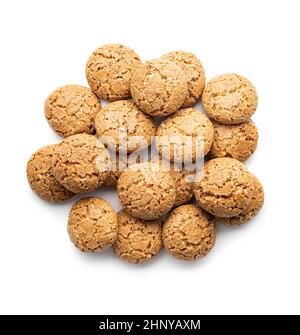 Biscotti amaretti. Dolci biscotti di mandorle italiane isolati su sfondo bianco. Foto Stock