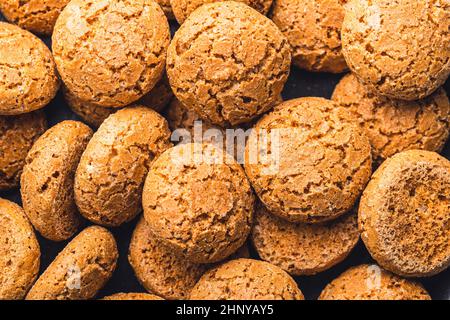 Biscotti amaretti. Dolci biscotti di mandorle italiane. Vista dall'alto. Foto Stock