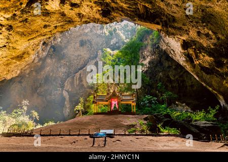 Phraya Nakhon Cave Khao Sam Roi Yot vicino Hua Hin Prachuab Khiri Khan Provincia Thailandia. Foto Stock