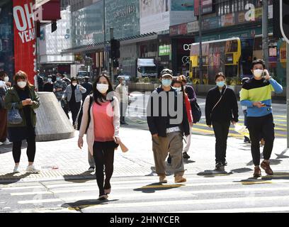 Hong Kong, Cina. 11th Feb 2022. Le persone che indossano maschere per il viso camminano su una strada a Hong Kong, Cina meridionale, 11 febbraio 2022. Credit: Lo Ping Fai/Xinhua/Alamy Live News Foto Stock