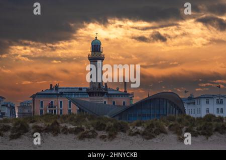 Vista del faro in Warnemuende, Germania. Foto Stock