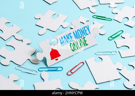 Segno di testo che mostra Make Money Online, concetto che significa fare profitto utilizzando internet come freelancing o marketing costruire un bianco incompiuto Jigsaw Pa Foto Stock