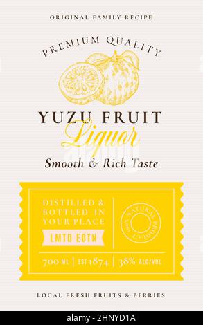 Ricetta di famiglia Yuzu liquore Acohol etichetta. Layout del progetto di packaging vettoriale astratto. Banner di tipografia moderna con frutta disegnata a mano con una fetta Illustrazione Vettoriale