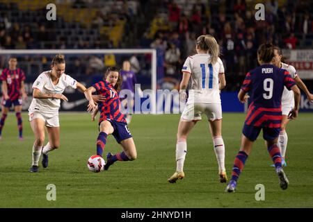 Carson, Stati Uniti. 17th Feb 2022. Carson, California, Febbraio 17t Andi Sullivan (17 USA) compie un'azione durante la partita She Believes Cup tra USA e Repubblica Ceca al Dignity Health Sports Park di Carson, California. Andrea Vilchez/SPP Credit: SPP Sport Press Photo. /Alamy Live News Foto Stock