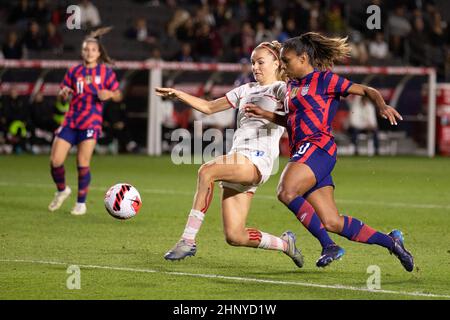 Carson, Stati Uniti. 17th Feb 2022. Carson, California, Febbraio 17t Catarina Macario (20 USA) cerca di sparare la palla durante la partita di She Belies Cup tra gli Stati Uniti e la Repubblica Ceca al Dignity Health Sports Park di Carson, California. Andrea Vilchez/SPP Credit: SPP Sport Press Photo. /Alamy Live News Foto Stock