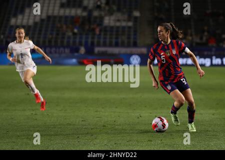 Carson, Stati Uniti. 17th Feb 2022. Carson, California, Febbraio 17t Kelley Ohara (5 USA) cerca un pass durante la partita She Belies Cup tra USA e Repubblica Ceca al Dignity Health Sports Park di Carson, California. Andrea Vilchez/SPP Credit: SPP Sport Press Photo. /Alamy Live News Foto Stock