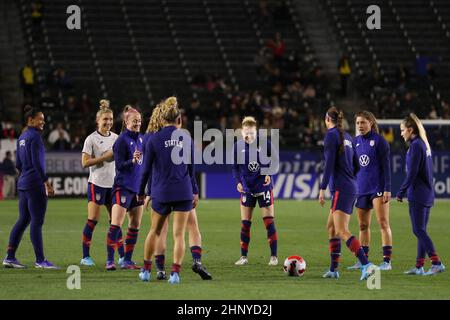 Carson, Stati Uniti. 17th Feb 2022. Carson, California, febbraio 17t gli USA ridono mentre si riscaldano durante la partita di Coppa She Belidees tra gli USA e la Repubblica Ceca al Dignity Health Sports Park di Carson, California. Andrea Vilchez/SPP Credit: SPP Sport Press Photo. /Alamy Live News Foto Stock