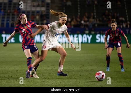 Carson, Stati Uniti. 17th Feb 2022. Carson, California, Febbraio 17t Rose Lavelle (16 USA) combatte per la palla durante la partita di Coppa She Believes tra Stati Uniti e Repubblica Ceca al Dignity Health Sports Park di Carson, California. Andrea Vilchez/SPP Credit: SPP Sport Press Photo. /Alamy Live News Foto Stock