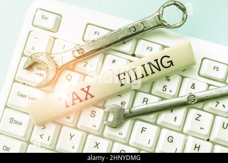 Testo della scrittura di testo di imposta che archivia, panoramica di affari che presenta i documenti depositati con le informazioni finanziarie del pagatore di imposta che Formattano e compilano i dati in linea, A Foto Stock