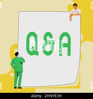 Firma che mostra Q e A, parola scritta su cui la persona fa domande e un'altra risposta loro digitando e scrivendo documenti di Office, creando lavoro Foto Stock