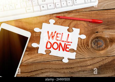 Segno che mostra ben fatto, parola scritta su usato lodando persona o gruppo per qualcosa hanno fatto buon senso costruire un bianco incompiuto Jigsaw modello Foto Stock