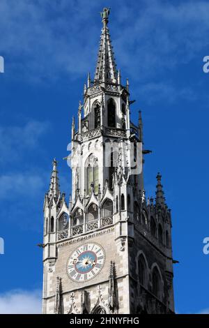 Turmspitze des 'Neues Rathaus' mit dem 'ünchner Kindl'. Unter Architekt 'Georg von Hauberrisser' wurde der Schlussstein 1905 auf den 85 metri hohen T. Foto Stock