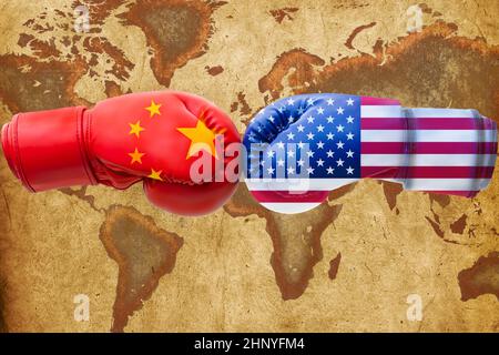 Immagini 3D bandiere di USA e Cina su boxing guanti su una mappa sfondo mondo, noi cina commercio guerra concetto. Foto Stock