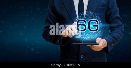 Telefono 6g Massa imprenditore collegare in tutto il mondo cameriere mano azienda vuota una tavoletta digitale con smart e 6G la connessione di rete concept Foto Stock