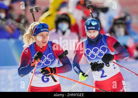 Zhangjiakou, Cina. 18th Feb 2022. Zhangjiakou, Cina 20220218.Tiril Eckhoff e Marte Olsbu Røiseland (Roeiseland) dalla Norvegia durante la partenza congiunta 12,5 km per le donne durante le Olimpiadi invernali di Pechino 2022. Foto: Torstein Bøe / NTB Credit: NTB Scanpix/Alamy Live News Foto Stock