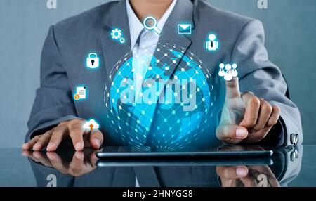 Smart Phone e il Globe collegamenti di comunicazione insolito mondo Internet imprenditori, premere il tasto telefono per comunicare in Internet. Spazio messo pasticcio Foto Stock