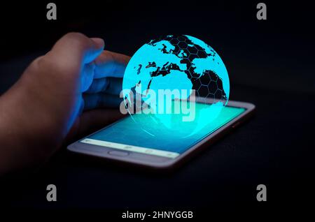 Smart Phone e il Globe collegamenti di comunicazione insolito mondo Internet imprenditori, premere il tasto telefono per comunicare in Internet. Spazio messo pasticcio Foto Stock