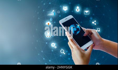Smart Phone e il Globe collegamenti di comunicazione insolito mondo Internet imprenditori, premere il tasto telefono per comunicare in Internet. Spazio messo pasticcio Foto Stock