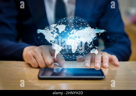 Comunicazioni globali mappa binaria di Smart Phone e il Globe collegamenti di comunicazione insolito mondo Internet imprenditori, premere il tasto Telefono per communicat Foto Stock