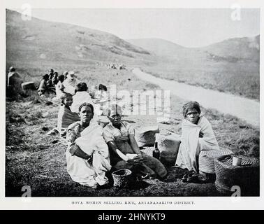 Hova Donne che vendono riso Antananarivo, Madagascar dal libro 'le razze viventi dell'umanità ' Vol 1 di Henry Neville Hutchinson, redattori John Walter Gregory, e Richard Lydekker, Editore: Londra, Hutchinson & co 1901 Foto Stock