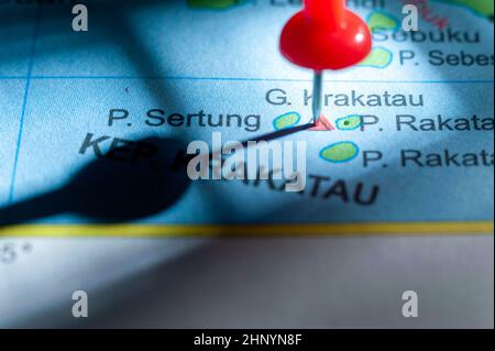 Il segnaposto mostra la posizione del Monte Krakatoa sulla mappa Foto Stock