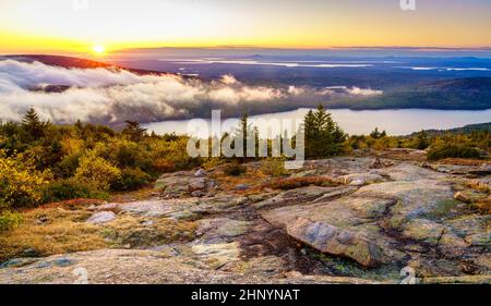 Tramonto panoramico nel Parco Nazionale di Acadia visto dalla cima del Monte Cadillac Foto Stock