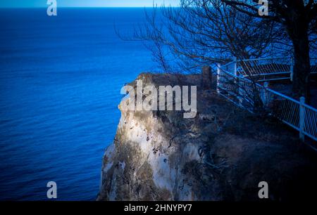 15 febbraio 2022, Meclemburgo-Pomerania occidentale, Sassnitz: Visitatori sulla piattaforma panoramica Königsstuhl sulla costa gessosa dell'isola di Rügen, aperta solo fino alla fine di aprile 2022. Per proteggere la scogliera di gesso alta 118 metri sul Mar Baltico, i visitatori potranno in futuro ammirare la vista da un ponte ovale lungo 185 metri sopra la scogliera. La nuova struttura in acciaio ha una capacità di carico di 163 tonnellate e può ospitare fino a 1.100 persone alla volta. La costruzione è prevista per l'estate del 2022. Visita al Parco Nazionale di Königsstuhl Foto Stock