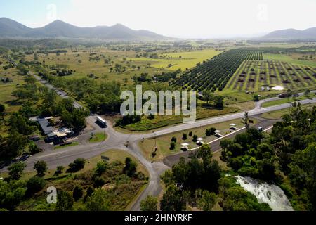 Antenna delle autostrade Isis e Burnet, che si incontrano al Roadhouse di Ban Ban Springs Queensland Australia Foto Stock