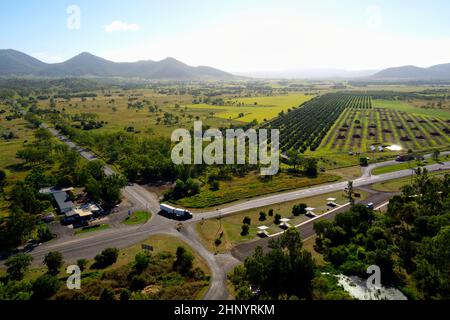 Antenna delle autostrade Isis e Burnet, che si incontrano al Roadhouse di Ban Ban Springs Queensland Australia Foto Stock