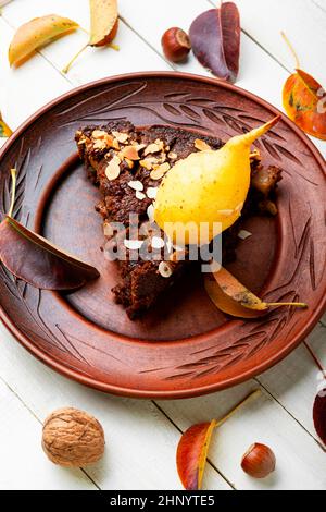 Deliziosa torta con pera e mandorle. Pezzo di torta di pera Foto Stock