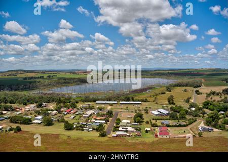 Antenna della Bunya Highway come passa attraverso il villaggio di Wooroolin Queensland Australia Foto Stock