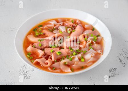 Porzione di zuppa di spaghetti rosa Yen Ta Fo Foto Stock
