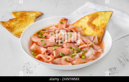 Porzione di zuppa di spaghetti rosa Yen Ta Fo Foto Stock