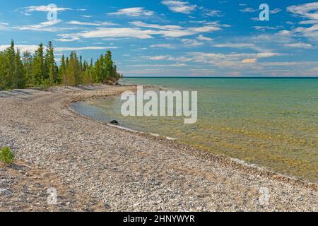 Acque tranquille su una Cove riparata sul lago Huron al Thompsons Harbor state Park nel Michigan Foto Stock