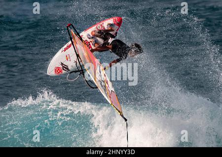 Windsurf estremo in onde grandi a ho'okipa Beach, Maui, Hawaii, USA. Foto Stock