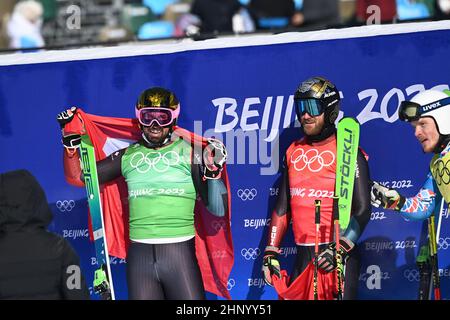 Zhangjiakou, Cina. 18th Feb 2022. Olimpiadi, Ski Freestyle, finale, Ski Cross, uomini, Al Zhangjiakou Genting Snow Park, il medaglia d'oro Ryan Regez della Svizzera (l-r), il medaglia d'argento Alex Fiva della Svizzera e il medaglia di bronzo Sergey Ridzik del Comitato Olimpico Russo gioiscono del loro successo. Credit: Angelika Warmuth/dpa/Alamy Live News Foto Stock
