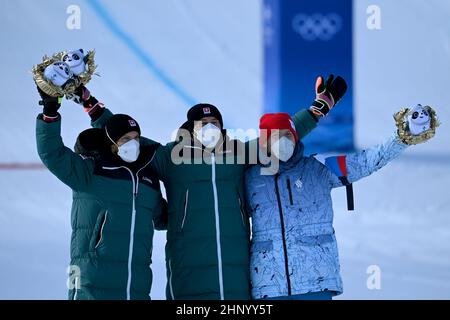 Zhangjiakou, Cina. 18th Feb 2022. Olimpiadi, Ski Freestyle, finale, Ski Cross, uomini, Al Zhangjiakou Genting Snow Park, la medaglia d'argento Alex Fiva della Svizzera (l-r), la medaglia d'oro Ryan Regez della Svizzera e la medaglia di bronzo Sergey Ridzik del Comitato Olimpico Russo sono felici del loro successo. Credit: Angelika Warmuth/dpa/Alamy Live News Foto Stock