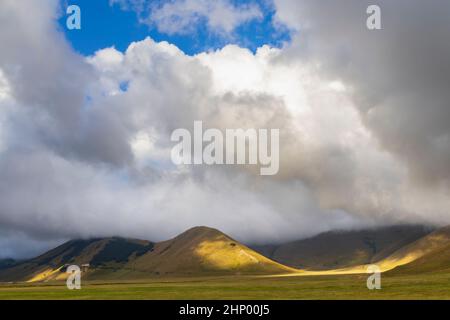 Suggestivo paesaggio montano nei pressi del borgo di Castelluccio nel Parco Nazionale del Monte Sibillini, Umbria, Italia Foto Stock